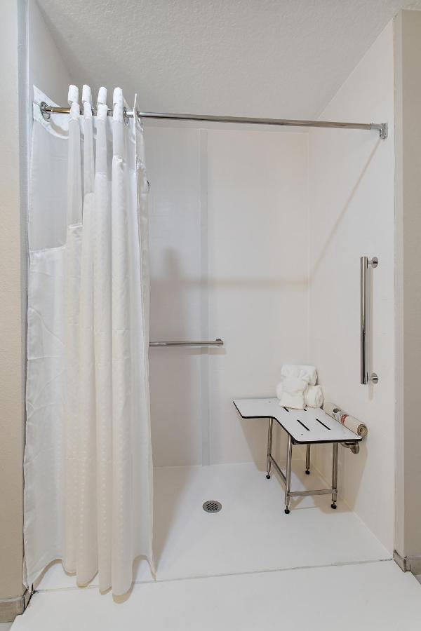 Standard King Room with Roll-In Shower - Communications Access,1146385840:JPEG
