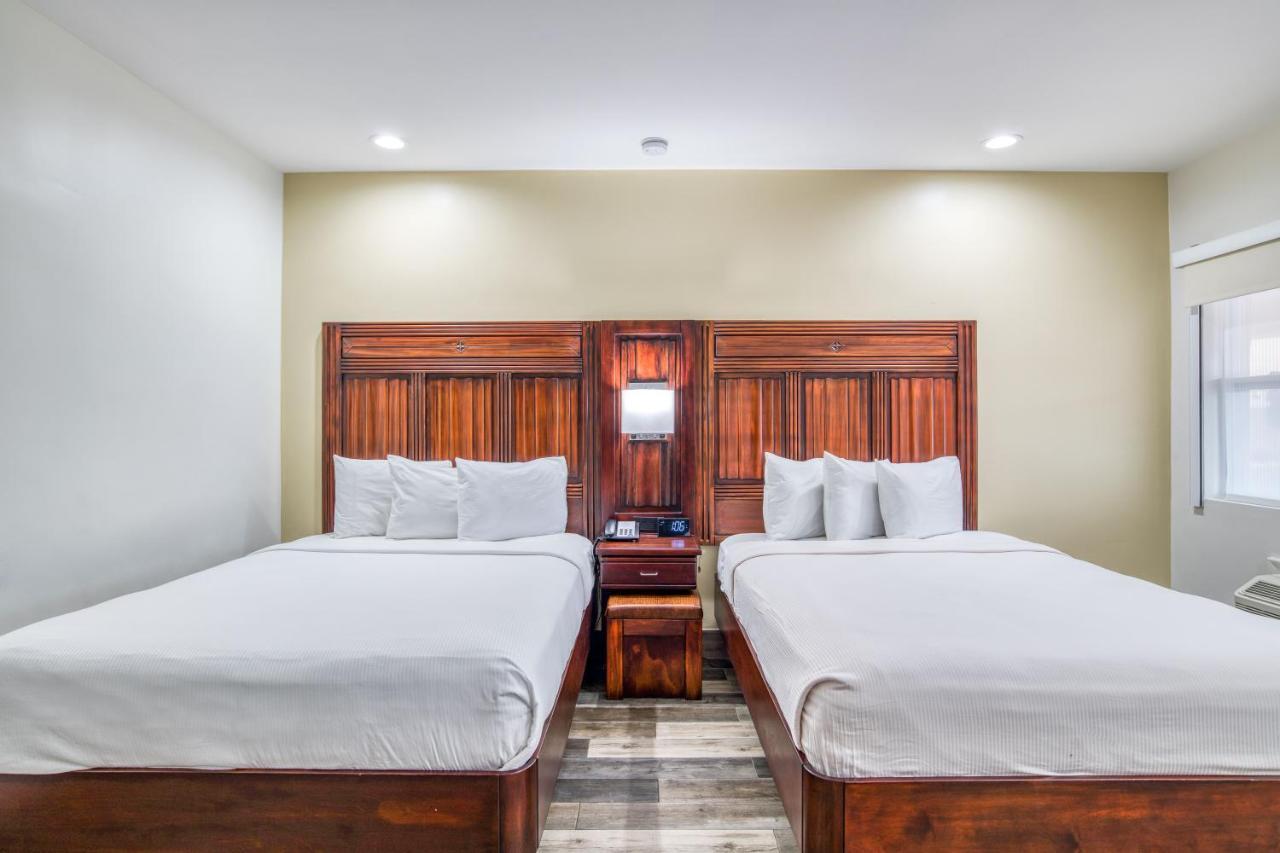 Deluxe Queen Room with Two Queen Beds